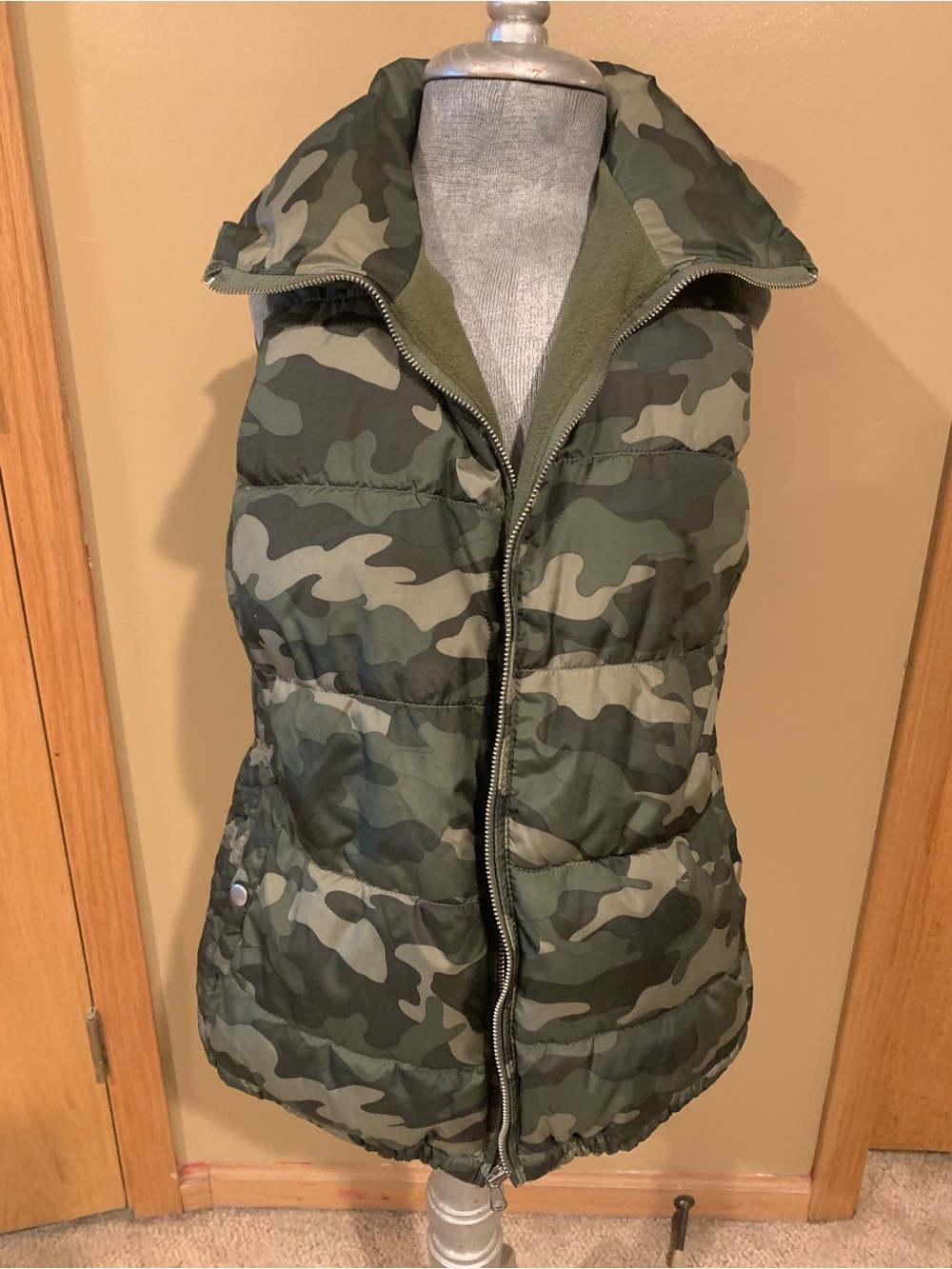 Old Navy Camo Quilted Puffer Vest in Olive Green